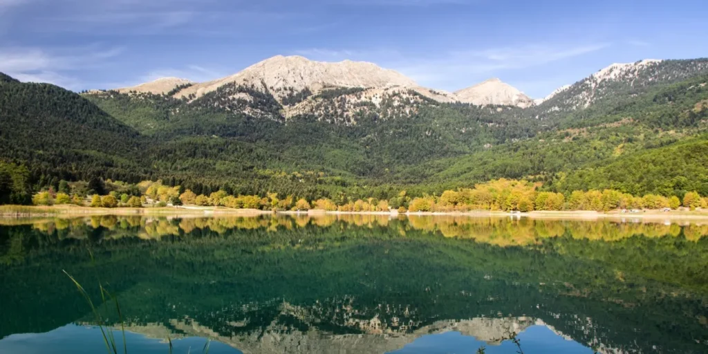 Ορεινή Κορινθία: Ένα μαγευτικό road trip ανάμεσα σε χωριά, λίμνες και δάση-φωτο
