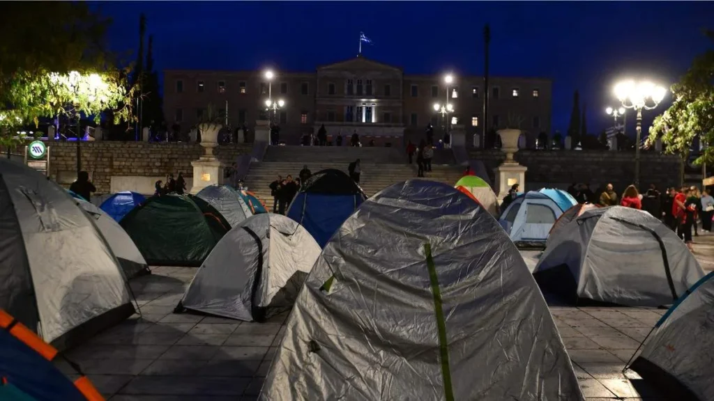 Σύνταγμα: Φοιτητές «κατασκήνωσαν» στη βροχή για τα ενοίκια-φωτιά των 600 ευρώ